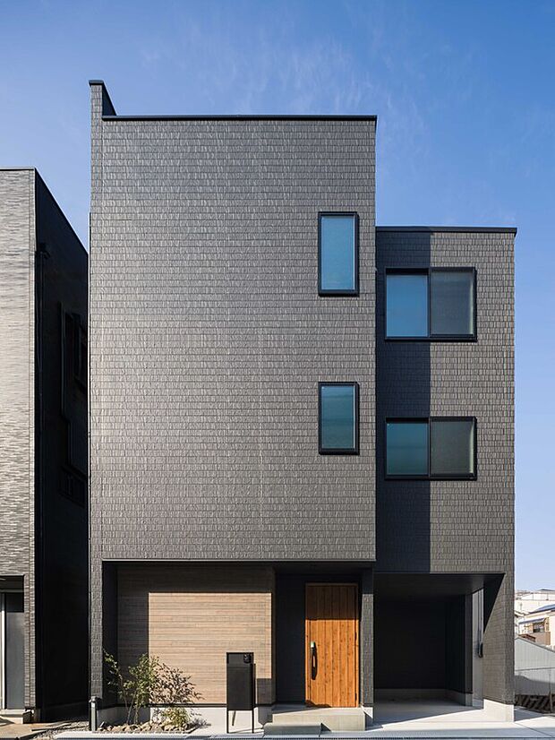 【外観写真】
スタイリッシュな外観に、植栽スペースのグリーンや木目の玄関ドアで温もりを添えた、お洒落な外観デザイン。現地コンセプトハウス完成済みにつき、室内のご見学が可能です。