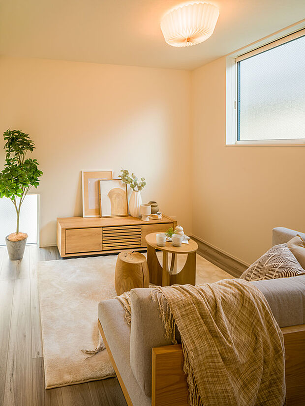 【LDK】
外からの視線を遮りながらも、採光を確保した窓の配置。さらに、LDKは2階に配置しているため、プライベートな時間をのんびりと過ごすことができます。