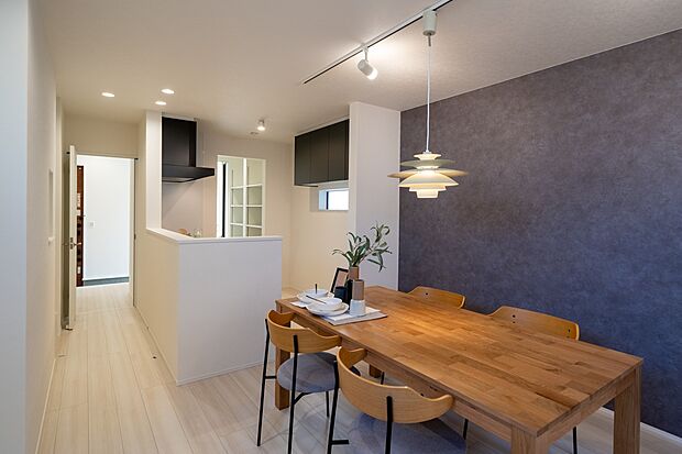 【本分譲地に建築可能な建物プラン例】
玄関からパントリーを経由して、キッチンまで行くことができるスムーズな帰宅動線です。《分譲地外:建物面積95.57m2、建物価格1716万円》