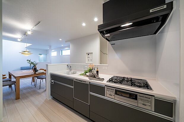 【本分譲地に建築可能な建物プラン例】
吹抜けを施したリビングとは異なり、キッチンとダイニングは天井の高低差により、落ち着きのある印象に◎《分譲地外:建物面積95.57m2、建物価格1716万円》