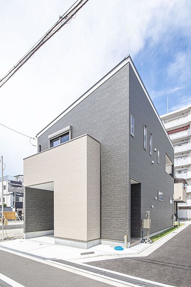【本分譲地に建築可能な建物プラン例】
グレーとホワイトのコントラストが洗練された印象を与える外観。プライバシーを考慮した窓配置です。《分譲地外:建物面積103.07m2、建物価格2148万円》