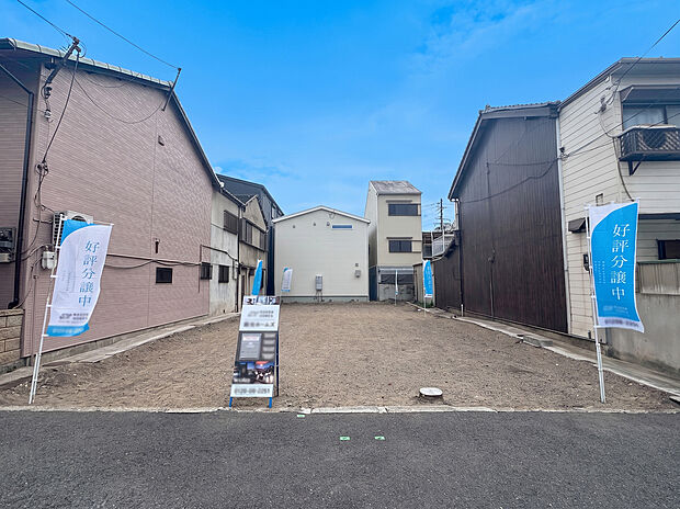 【現地写真】
大阪メトロ四つ橋線「岸里」駅まで徒歩9分。敷地面積31坪超の自由設計対応分譲地、全2区画が誕生。保育園、小中学校、スーパーが徒歩5分圏内に揃う住環境は、子育て世帯にもおすすめです。