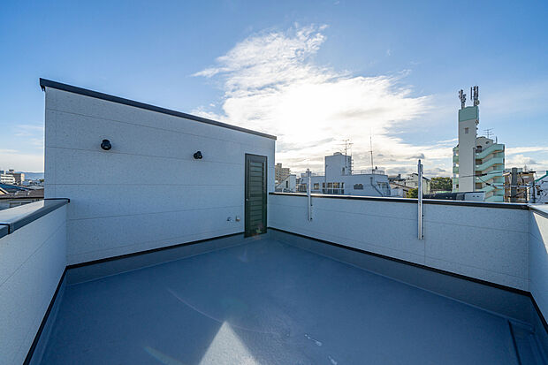 【【ルーフバルコニー】】洗濯干しスペースとしては勿論、リラックススペースとしても活用出来るゆとりある広さ◎コンセントと水栓付で、お手入れもスムーズに出来ます。