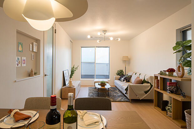 【【LDK/3号地】】寛ぎスペースのリビングと、食事スペースのダイニングを区分けして家具を配置できる奥行きのあるレイアウトです。出入口横には、ディスプレイを楽しめる造作ニッチを施しました。