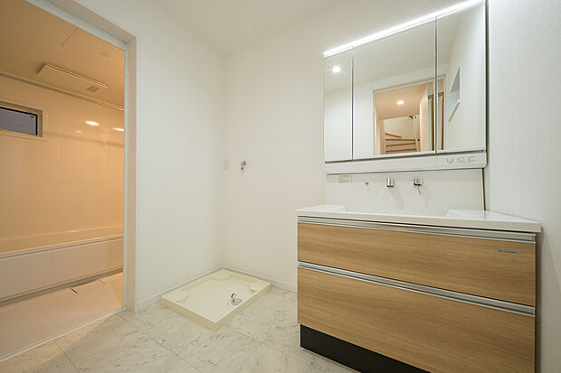 【【洗面室/3号地】】身支度の際に重宝する三面鏡タイプの洗面化粧台です。鏡裏・洗面ボウル下に収納スペースがあり、洗面用品や化粧品、ストック類などを整理できます。