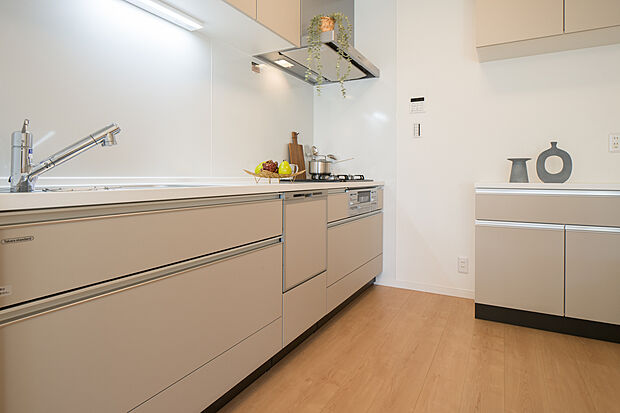 【【キッチン/3号地】】空間を有効活用できる壁付けタイプのキッチンです。家事負担を軽減する食器洗乾燥機付きで、食事後の家事の時短が叶います。