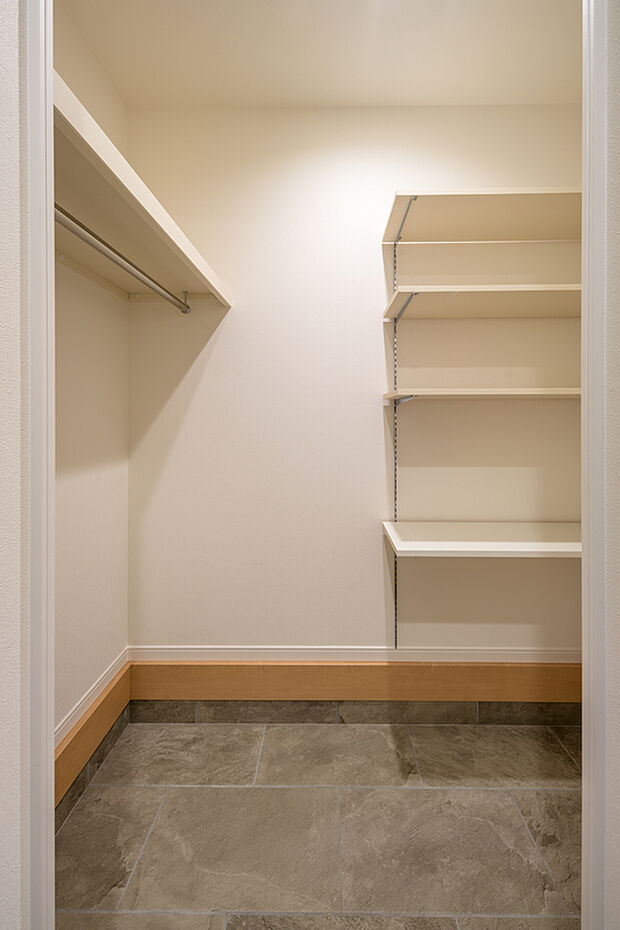 【【SIC/3号地】】玄関横には、靴を履いたまま使用できるSICを設置◎靴類だけでなく、アウトドア用品やスポーツ用品などもたっぷり収納可能です。