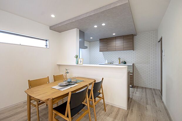 【【本分譲地に建築可能な建物プラン例】】開放感のある対面式のキッチン。シンクや作業スペースはLDKから丸見えにならないよう、カウンターを施しました。《分譲地外:建物面積111.77m2、建物価格2008万円》