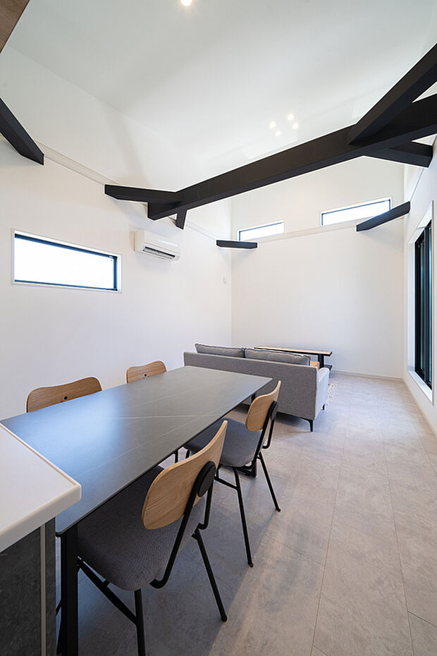 【【本分譲地に建築可能な建物プラン例】】プライベートタイムを落ち着いて過ごせるように、窓の位置やバルコニーも、外からの視線を感じないよう工夫しました。《分譲地外:建物面積95.57m2、建物価格1716万円》