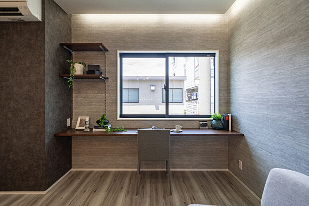 【【カウンター】】リビングスペースの一角にはカウンターを設けました。窓があり、外の景色を見ながら作業ができます。お子様のリビング学習スペース、家事スペース、パソコンスペースとしても重宝します。