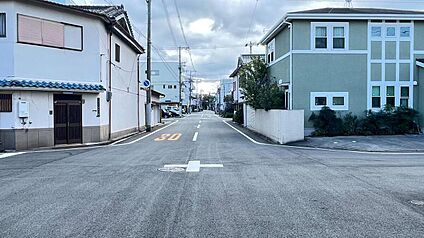 【前面道路を含む現地写真】