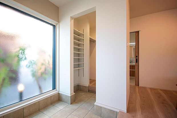 【【1号地・玄関収納】】オープンタイプの玄関横には、可動棚付きの収納を設置◎ご家族分の靴類をたっぷり整理でき、散らかりがちな玄関まわりをすっきりと片付けることができます。