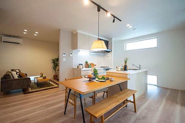 【【1号地・LDK】】暮らしのメインとなるLDKは、広々約18.3帖。寛ぎスペースのリビングと、食事スペースのダイニングを区分けして家具を配置しやすいレイアウトです。