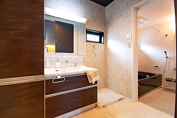 【【本分譲地に建築可能な建物プラン例】】ダークカラーを用いることで落ち着いた印象の洗面室。扉付き収納は、タオルなどをたっぷり・すっきりと収納できます。《分譲地外:建物面積111.16m2、建物価格1997万円》