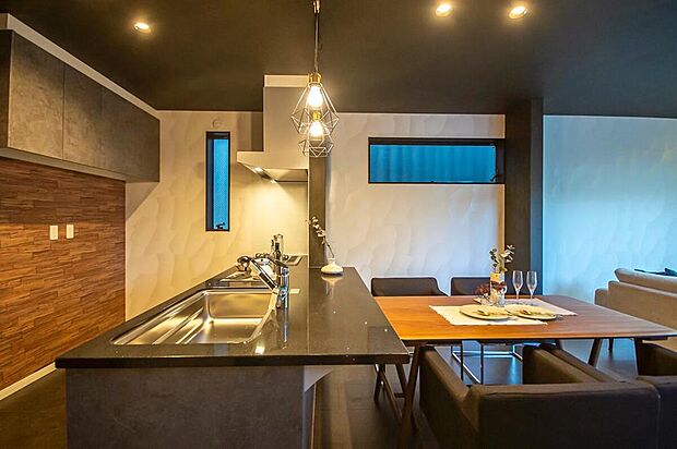 【【本分譲地に建築可能な建物プラン例】】奥行のあるカウンターを採用した、フルフラットタイプのキッチン。作業時はもちろんのこと、配膳の際も便利です。《分譲地外:建物面積111.16m2、建物価格1997万円》