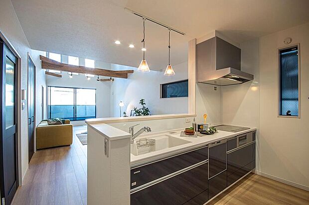 【【本分譲地に建築可能な建物プラン例】】お料理中でも、リビングで過ごす家族と会話を楽しめるほか、畳コーナーで遊ぶお子様を見守ることができます。《分譲地外:建物面積101.79m2、建物価格1828万円》