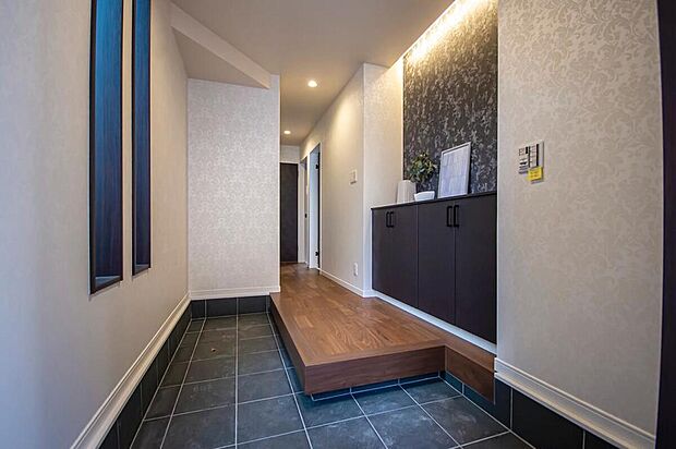 【【本分譲地に建築可能な建物プラン例】】L字型の土間のある玄関スペースは、一度に複数人が靴を脱ぎやすい仕様。土間部分はベビーカーなどの置場としても◎《分譲地外:建物面積111.16m2、建物価格1997万円》