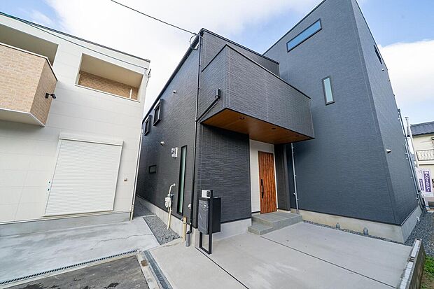 【【4号地・現地外観】】LDKは広々約20.5帖!ご家族のコミュニケーションがとりやすいリビング階段&対面式キッチンです。SCLやパントリーなど豊富な収納があり、すっきりとした暮らしが叶います。