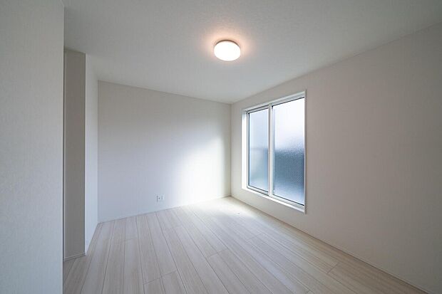 【【4号地・洋室約7.5帖】】ホワイトカラーを基調にしたシンプルな内装デザイン。各洋室、個室を振り分けやすいフローリング仕様。収納も備えられ、私物を管理できます。