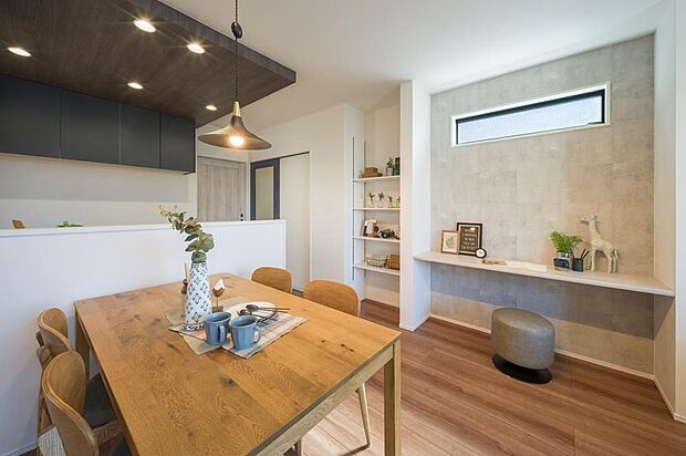 【【LDK/約16.8帖】】ダイニング横にはカウンターを設置。椅子を置けば、PC作業やお子様のスタディスペースとしても活用できます。