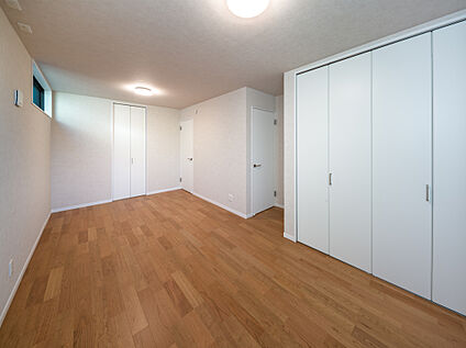 【1階：洋室(約5帖・/約4.5帖)】