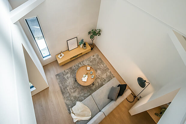 【【LDK】】吹抜けを採用した、開放感あふれる「4LDK」コンセプトハウスが誕生しました。周辺の雰囲気と併せて、ぜひ一度現地をご見学ください。