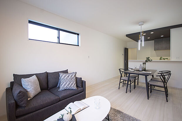 【【LDK】】約16.9帖の2階LDK。3面採光で自然光を取り込みやすい、明るく開放的な空間です。2階に水回りを集約した間取りで、家事・生活動線が良好です。