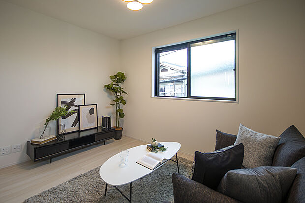 【【LDK】】プライバシーにも配慮した2階LDK。外からの視線が気になりにくく、ゆったりと寛げる空間が魅力。大きな家具も配置しやすい広さを備えています。