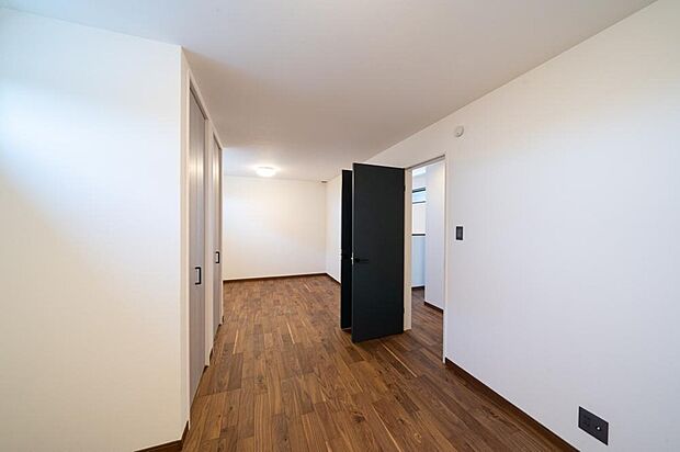 【【本分譲地に建築可能な建物プラン例】】収納と扉を2つずつ設けた洋室。広さに余裕を持たせ、将来的に5.6帖ずつ2部屋にして使えるように設計してあります。《分譲地外:建物面積93.55m2、建物価格1688万円》