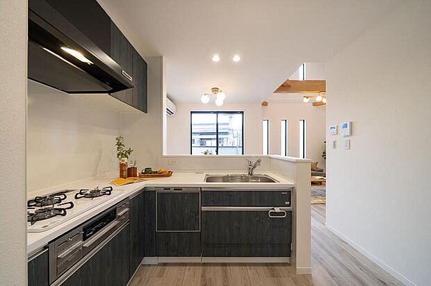 【【本分譲地に建築可能な建物プラン例】】作業動線がコンパクトで、家事が捗るL字型キッチンを採用。腰壁部分は、調理家電を使う際に便利なコンセント付き◎《分譲地外:建物面積103.67m2、建物価格1862万円》