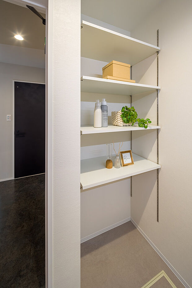 【【洗面室収納】】洗面室には高さ調節が可能な4段の可動棚を設置。タオルや下着、洗濯グッズなどをまとめて収納することができます。