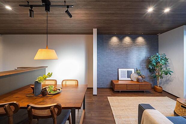 【【本分譲地に建築可能な建物プラン例】】照明の陰影が映える、ダークカラーの床材と天井クロスをチョイス。グレーのクロスで、落ち着きを演出しています。《分譲地外:建物面積103.87m2、建物価格1866万円》