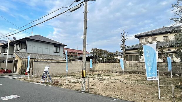 【【前面道路含む現地写真】】前面道路の幅員は約6.0m。アスファルト舗装済みのため、歩行はもちろん、自転車やベビーカーでもスムーズに移動できます。