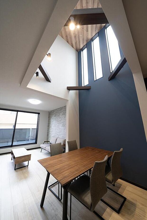 【【本分譲地に建築可能な建物プラン例】】3つ並んだスリット窓が外観のアクセントに。開放感あふれる吹抜けがあるLDKは、より広さを感じることができます。《分譲地外:建物面積100.63m2、建物価格1808万円》