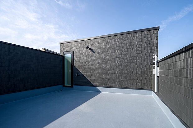 【【ルーフバルコニー】】家庭菜園やガーデニング、夏はビニールプールを広げたりと、自宅にいながらアウトドアを楽しめるスペースです。