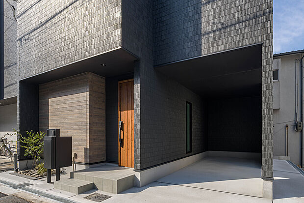 【【ガレージ】】お車1台分のガレージをご用意(車種による)。自転車やバイク置き場、DIYスペースなど、多目的スペースとしても使用可能です。