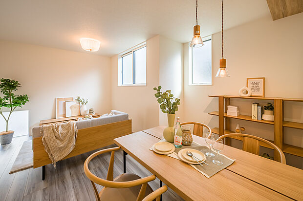 【【LDK】】ご家族が自然と集まり語らう約16.5帖の団欒空間。オープンなリビング・ダイニングは、視線も会話もゆるやかに交わり、ゆったりとした至福の時間が流れます。