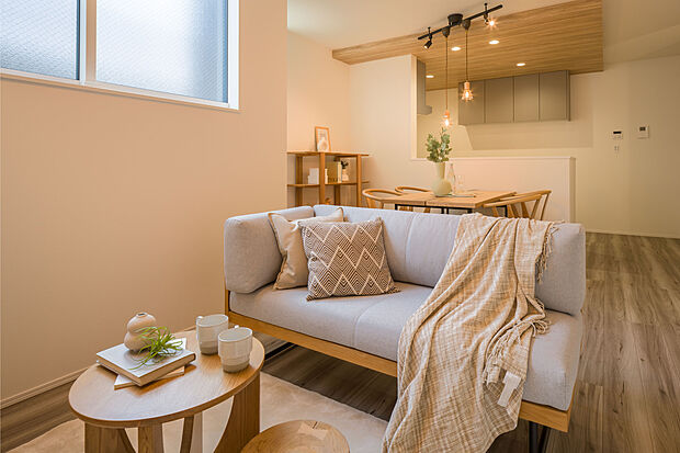 【【LDK】】キッチン上部に施した、木目の下がり天井が表情豊かな空間を演出しています。どこにいてもご家族を感じられる、心地よいLDKです。