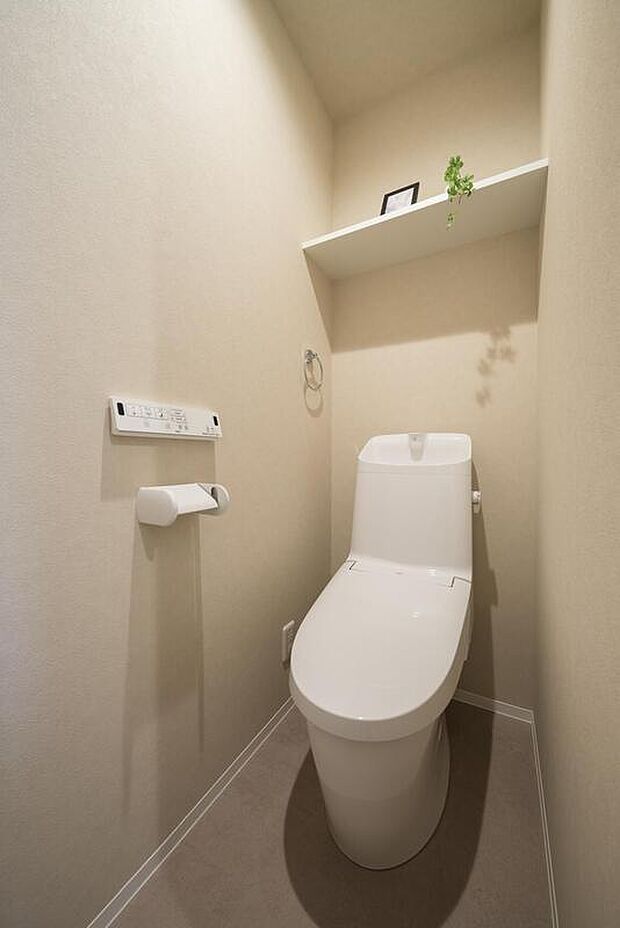 【【トイレ】】温水洗浄便座付きで快適に使用できます。トイレは1、2階それぞれに設置しており、忙しい時間帯にも順番待ちの心配がなく、来客時も気兼ねなく使用できます。