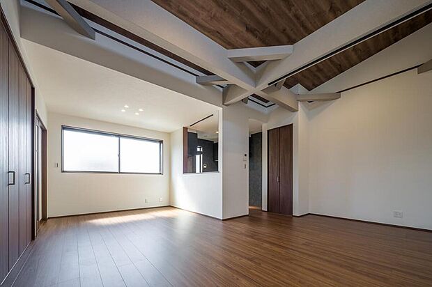 【【LDK】】暮らしのメインとなるLDKは、約20.7帖のゆとりある広さ。寛ぎスペースのリビングと、食事スペースのダイニングを区分けして家具を配置しやすいレイアウトです。