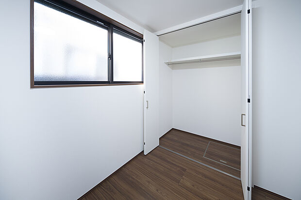 【【洋室(約5.0帖)】】両開きの扉が大きく開くため、収納内部がひと目で見渡せます。奥の物もサッと取り出せるため、毎日のコーディネートがよりスムーズに◎