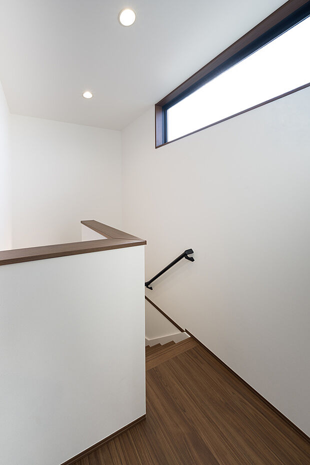 【【階段ホール】】階段ホールには窓を設け、暗くなりがちなスペースにも自然光が届きます。上り下りをサポートする手すりも備えています。