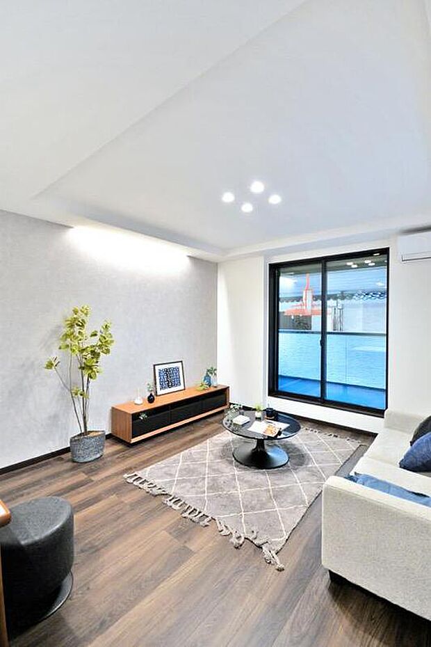 【【本分譲地に建築可能な建物プラン例】】折上げ天井・間接照明のあるリビングスペース。奥行きが感じられ、リラックスできる安らぎ空間を演出しています。《分譲地外、建物面積101.25m2、建物価格1684万円》