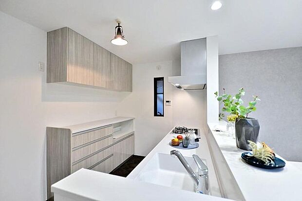 【【本分譲地に建築可能な建物プラン例】】キッチン前面の視界が広がりリビングを広く感じるよう、吊り戸棚とカップボードをキッチンの背面に設けています。《分譲地外、建物面積101.25m2、建物価格1684万円》