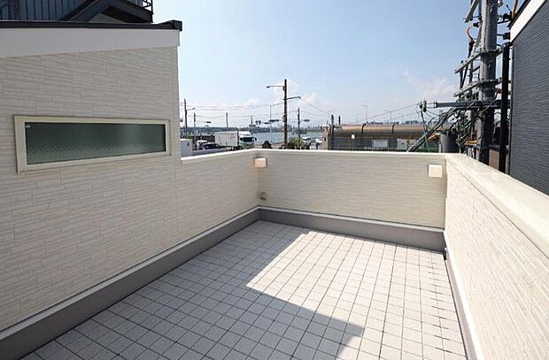 【【本分譲地に建築可能な建物プラン例】】川のある風景を楽しめるルーフバルコニー。ブラケットライトを配置しており、夕暮れの時間も楽しむことができます。《分譲地外:建物面積91.12m2、建物価格1674万円》