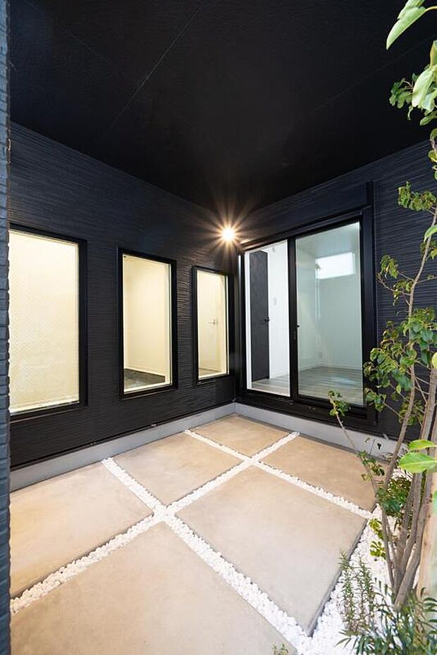 【【本分譲地に建築可能な建物プラン例】】ライトアップされた植栽は、居室からも眺めることができ、四季の移り変わりを楽しめます。《分譲地外:建物面積98.42m2、建物価格1768万円》