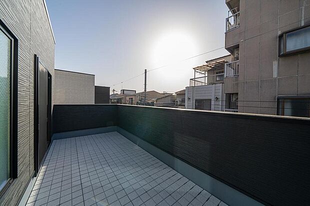 【【本分譲地に建築可能な建物プラン例】】広々としたバルコニーは、手すり壁を立ち上げる事で、プライバシーを守りながら、寛ぎの時間を過ごすことができます。《分譲地外:建物面積98.42m2、建物価格1768万円》