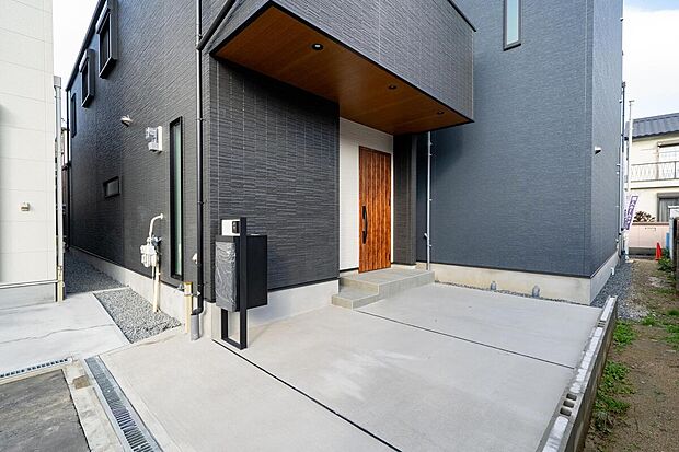 【【本分譲地に建築可能な建物プラン例】】やさしい木目を施した玄関ポーチ。スタイリッシュな外観とデザイン門柱が、住まいの個性を引き立てます。《分譲地外:建物面積95.57m2、建物価格1716万円》