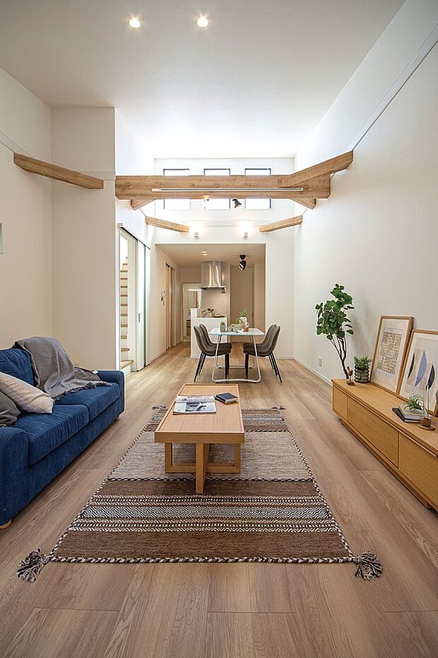 【【本分譲地に建築可能な建物プラン例】】勾配天井でキッチンのある南側の天井を高くして、更に窓を設けることで、明るく開放的な空間を作り出しています。《分譲地外:建物面積104.48m2、建物価格1877万円》