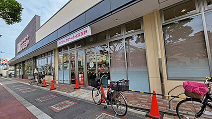 デイリーカナート イズミヤ 岸里店 約550m(徒歩7分)